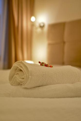 a towel on a bed in a hotel room at Großes, vollausgestattes Apartment für 5 Personen mit WLAN, vollausgestatteter Küche, Waschmaschine und Trockner in Crimmitschau
