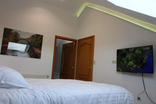 Una cama o camas en una habitación de Eaglenest