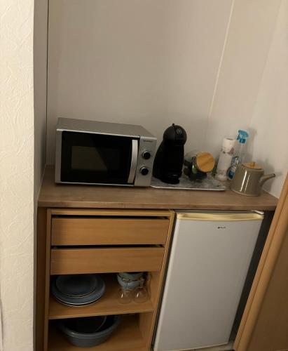 un four micro-ondes installé au-dessus d'un comptoir dans l'établissement Chez Melody, à Pugnac