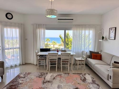 una sala de estar con una mesa y un sofá en Emerald Bay, en Yenimahalle