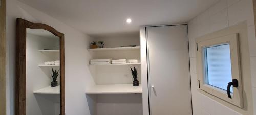 bagno con ripiani bianchi e specchio di La Maison Chehaa a Bias