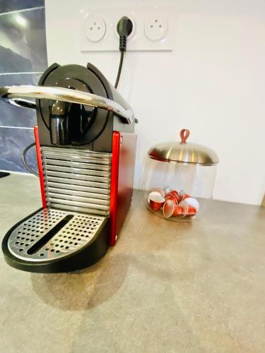 - une cafetière installée au-dessus d'un comptoir de cuisine dans l'établissement Maison à 5 minutes de Toulouse, à Fenouillet