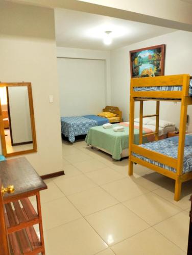 Ένα ή περισσότερα κρεβάτια σε δωμάτιο στο 100 RV APARTMENTS IQUITOS PERU-Apartamento primer piso con ventana a piscina