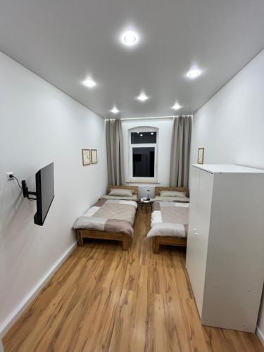 a room with four beds and a tv in it at Schöne Wohnung im Herzen Hannovers in Hannover
