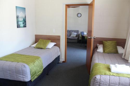 Кровать или кровати в номере Elmore Lodge Motel