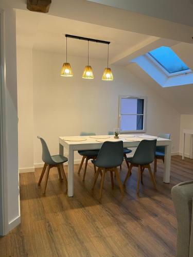 une salle à manger avec une table et des chaises dans l'établissement Stella appartement, à Saint Pierre en Faucigny