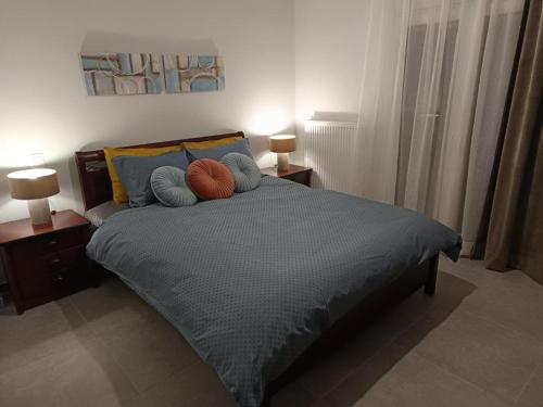 een slaapkamer met een bed met twee kussens erop bij Retro in Tríkala