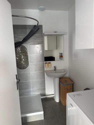 une petite salle de bain avec un lavabo et des toilettes dans l'établissement Duplex cosy proche de Paris, à Bezons