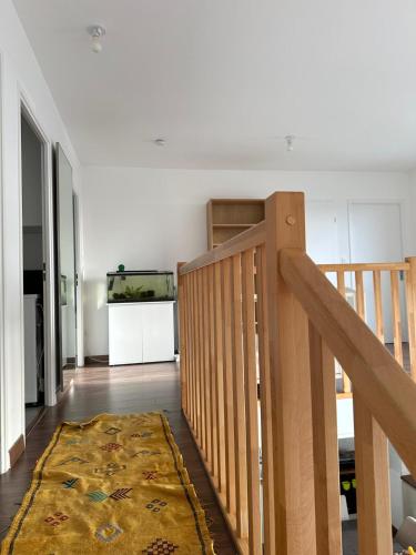 Cette chambre dispose d'un escalier et d'un tapis. dans l'établissement Duplex cosy proche de Paris, à Bezons