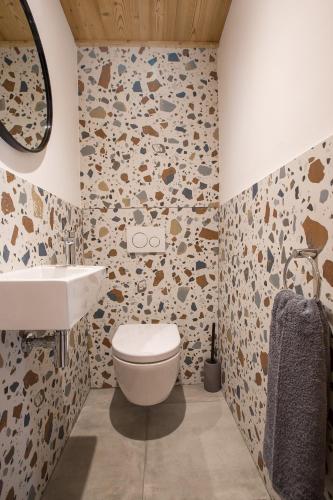 une salle de bain avec toilettes et lavabo dans l'établissement Contemporary 2 bed apartment in central Morzine, à Morzine