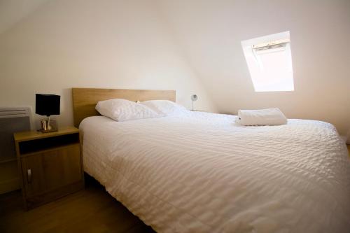 Postel nebo postele na pokoji v ubytování Triplex Lumineux à Cherbourg, hyper centre, 2 pas du Port & Vie Nocturne, Intendance Luxury Host