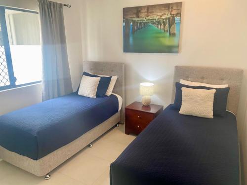 - une chambre avec 2 lits et une jetée dans l'établissement Marina Views On Melton 107-3 Melton Terrace, Townsville, à Townsville