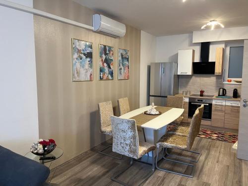 Η κουζίνα ή μικρή κουζίνα στο Brookforest Belvárosi Apartman