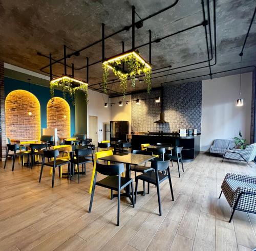 a restaurant with tables and chairs in a room at Loft en el Centro de Monterrey, Hermosas vistas FIFA World Cup 2026 Fan Fest Lodging in Monterrey