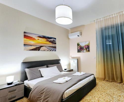 a bedroom with a bed and a painting on the wall at Luna di Pisa in Pisa