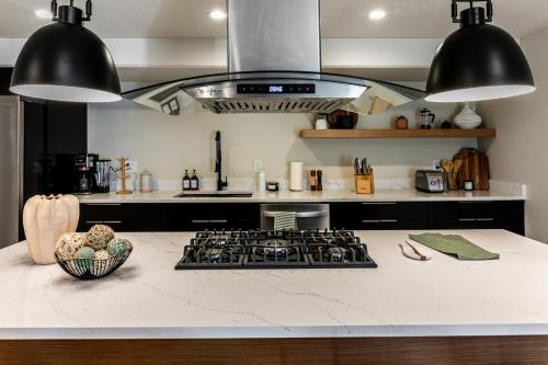 Η κουζίνα ή μικρή κουζίνα στο Modern Style Home Near Canyon RSL and expo