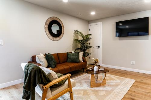 Μια τηλεόραση ή/και κέντρο ψυχαγωγίας στο Modern Style Home Near Canyon RSL and expo