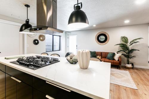 Η κουζίνα ή μικρή κουζίνα στο Modern Style Home Near Canyon RSL and expo
