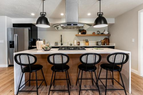 Η κουζίνα ή μικρή κουζίνα στο Modern Style Home Near Canyon RSL and expo