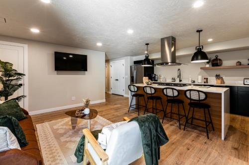Μια τηλεόραση ή/και κέντρο ψυχαγωγίας στο Modern Style Home Near Canyon RSL and expo