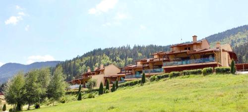 un gran edificio en la cima de una colina con árboles en VIP Complex, en Sarnitsa