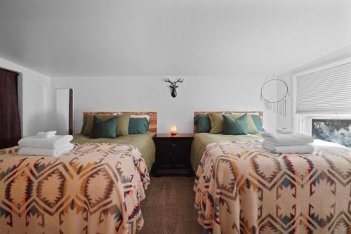 Postel nebo postele na pokoji v ubytování Whimsical Berkeley Bungalow