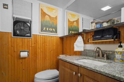 Kuchyň nebo kuchyňský kout v ubytování Whimsical Berkeley Bungalow