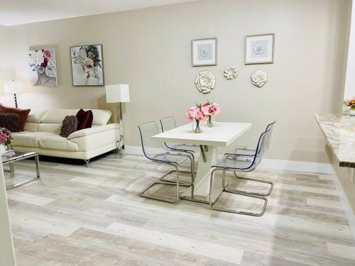 Χώρος καθιστικού στο Modern 1BR 1BA Condo 1Block to Aventura Mall