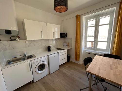Kuchyň nebo kuchyňský kout v ubytování Studio Cosy Charme Ancien