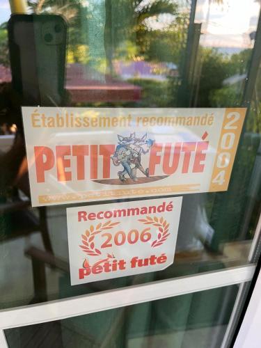 Gîte Créole, Plage à 5min à Piedに飾ってある許可証、賞状、看板またはその他の書類