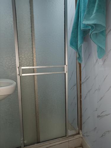 a shower with a glass door in a bathroom at Lugar de Bendición donde el costeño in Armenia