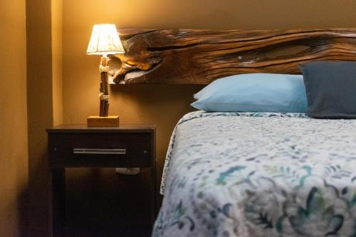 Una cama o camas en una habitación de Serenity Lodge