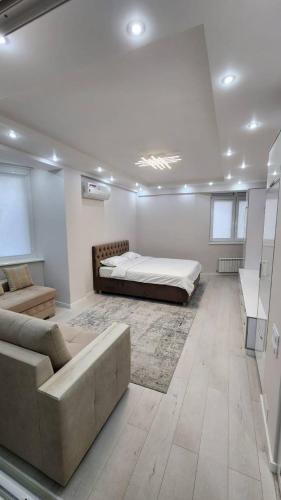 salon z łóżkiem i kanapą w obiekcie Apartament de tip studiu ! w Kiszyniowie