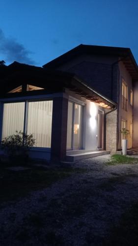 a house with a light on the side of it at Agriturismo Casa Bregalda in Castelgomberto