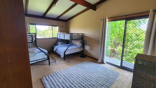 Ένα ή περισσότερα κρεβάτια σε δωμάτιο στο Bahwidgee Lodge - Riverside Retreat
