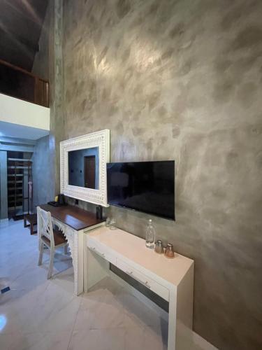 TV a/nebo společenská místnost v ubytování Aramya river front boutique hotel