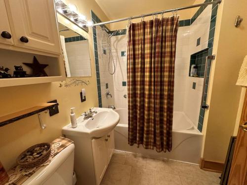 Gallery image of The Bear Den in Ironwood