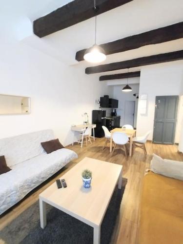 un salon avec un canapé et une table dans l'établissement Sur le Vieux Port , Appartement 50m2, 4pers, à Marseille