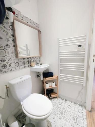 une salle de bain avec des toilettes blanches et un lavabo dans l'établissement 50sqm in Old Port 2 bedrooms apartment 6 max, à Marseille