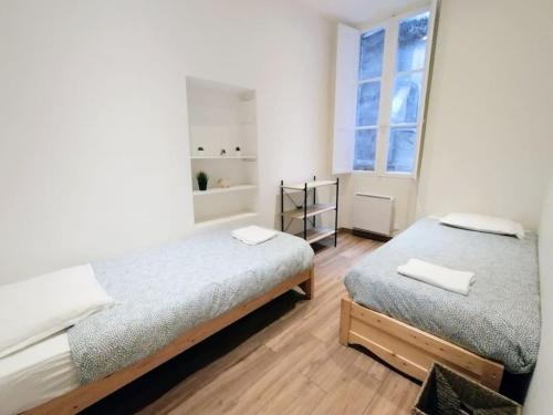 une chambre avec deux lits et une fenêtre dans l'établissement 50sqm in Old Port 2 bedrooms apartment 6 max, à Marseille