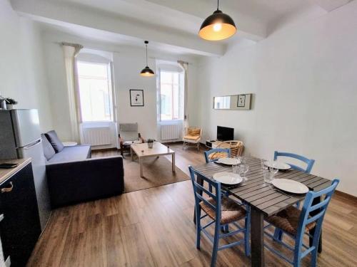 un salon avec une table et des chaises et un salon dans l'établissement 50sqm in Old Port 2 bedrooms apartment 6 max, à Marseille