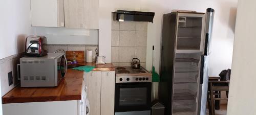 Il comprend une petite cuisine équipée d'une cuisinière et d'un réfrigérateur. dans l'établissement Hospedaje Ruca peñi, à San Carlos de Bariloche