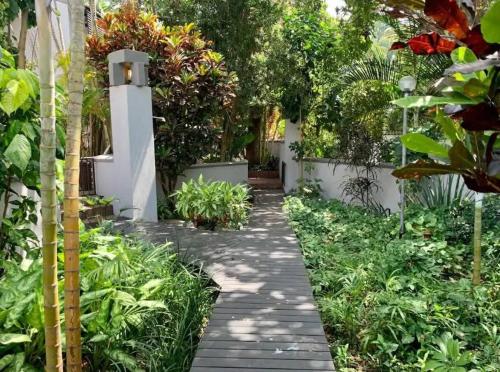 ジンクワジ・ビーチにあるSea Esta Coastal Beach Houseの植物の庭園内歩道