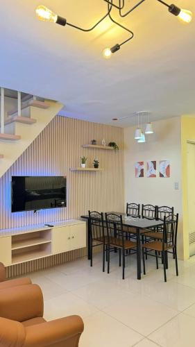 Un comedor con mesa y sillas en D and D Butuan Homestay, en Butuán