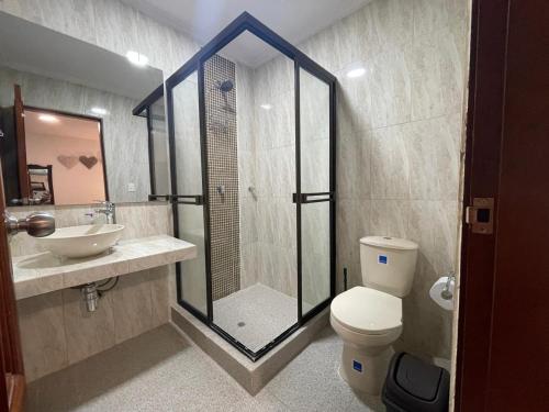 a bathroom with a shower and a toilet and a sink at Apartamento soberana del mar bello horizonte in Playa Bello Horizonte