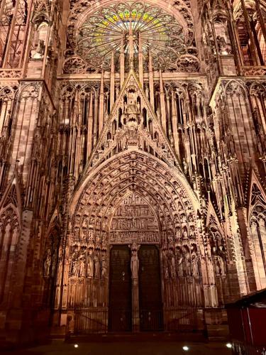 a large cathedral with a large door in it at Appartement neuf haut standing - jacuzzi à Strasbourg in Schiltigheim