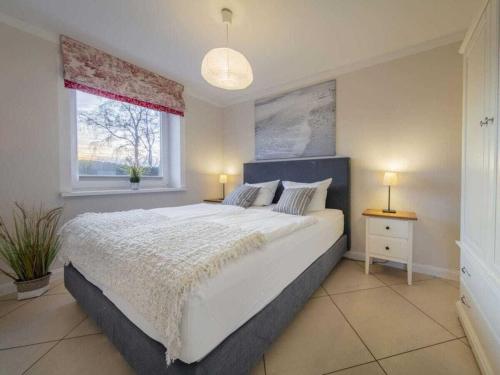 Un dormitorio con una cama grande y una ventana. en Holiday home with 1 bedroom, en Rettin
