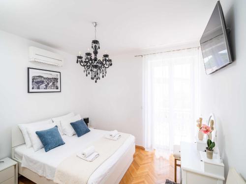 Holiday Home King - Four Bedroom House with Terrace