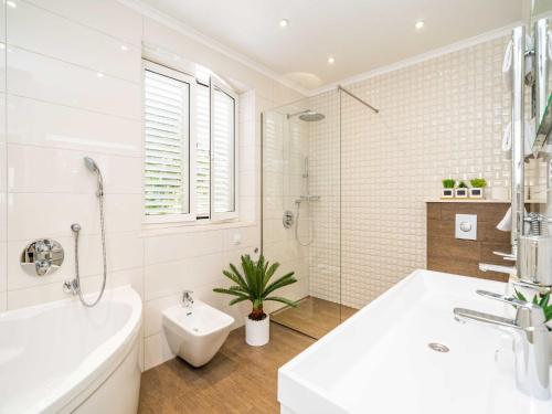Holiday Home King - Four Bedroom House with Terrace
