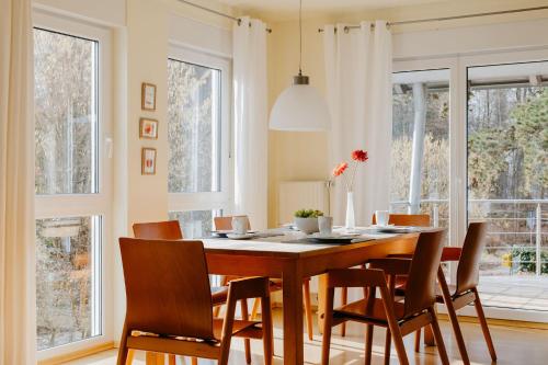 une salle à manger avec une table et des chaises en bois dans l'établissement Ferienhaus Emil, à Meersburg